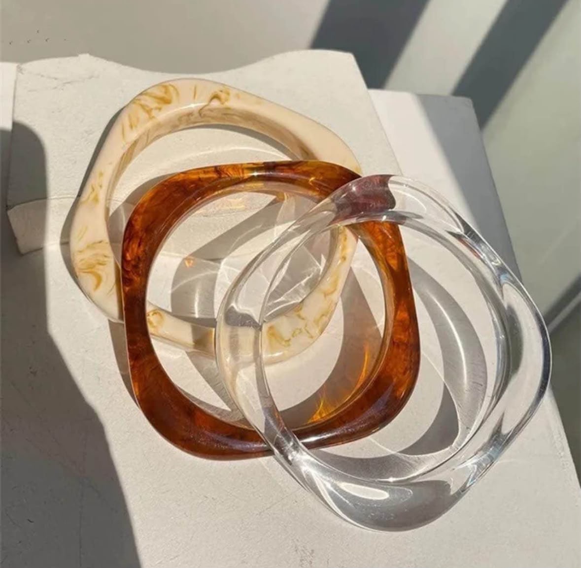 Lot de 3 bracelets jonc en résine marbrée ambre, crème et transparent